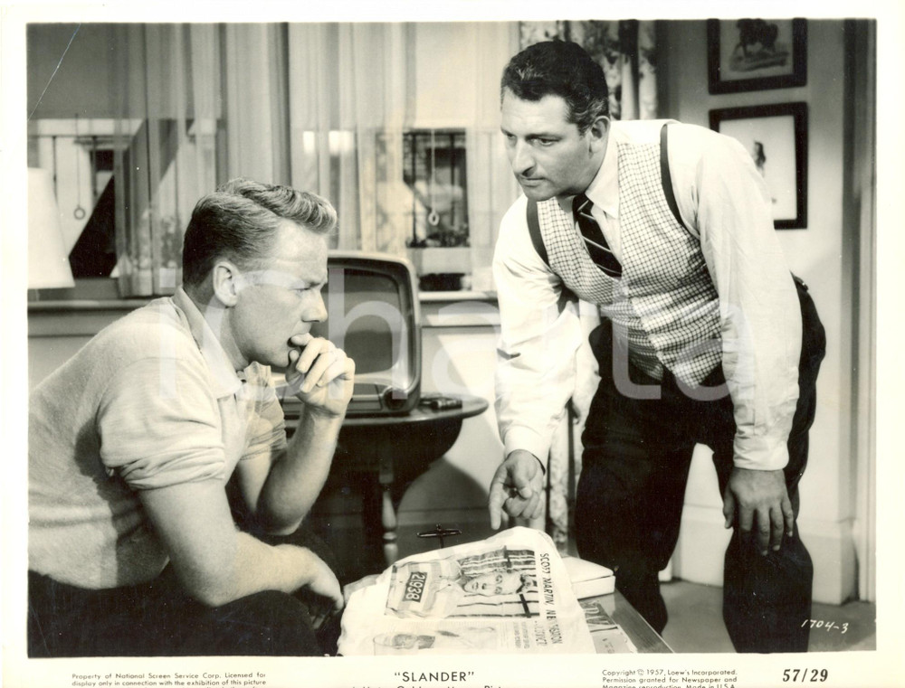 Fotografia d epoca originale 1957 SLANDER Van JOHSON Steve COCHRAN reading newspaper Movie by Roy ROWLAND 1