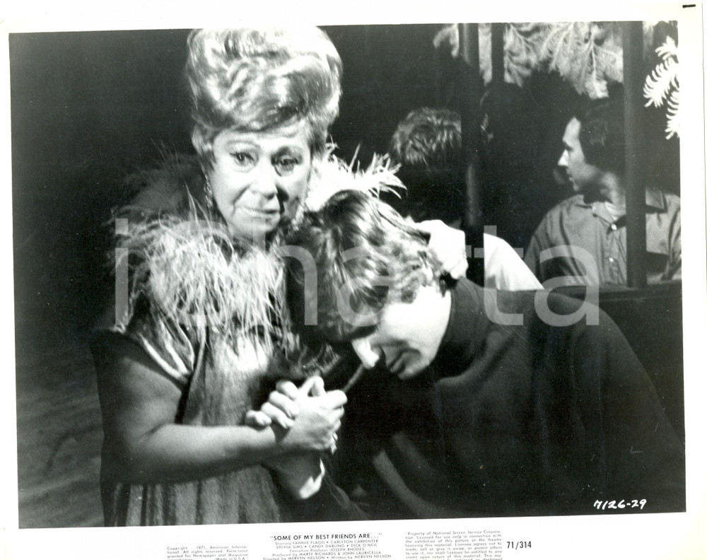 Fotografia d epoca originale 1971 MY BEST FRIEND ARE Rue McCLANAHAN hugs Uva HARDEN Movie by Mervyn NELSON 1