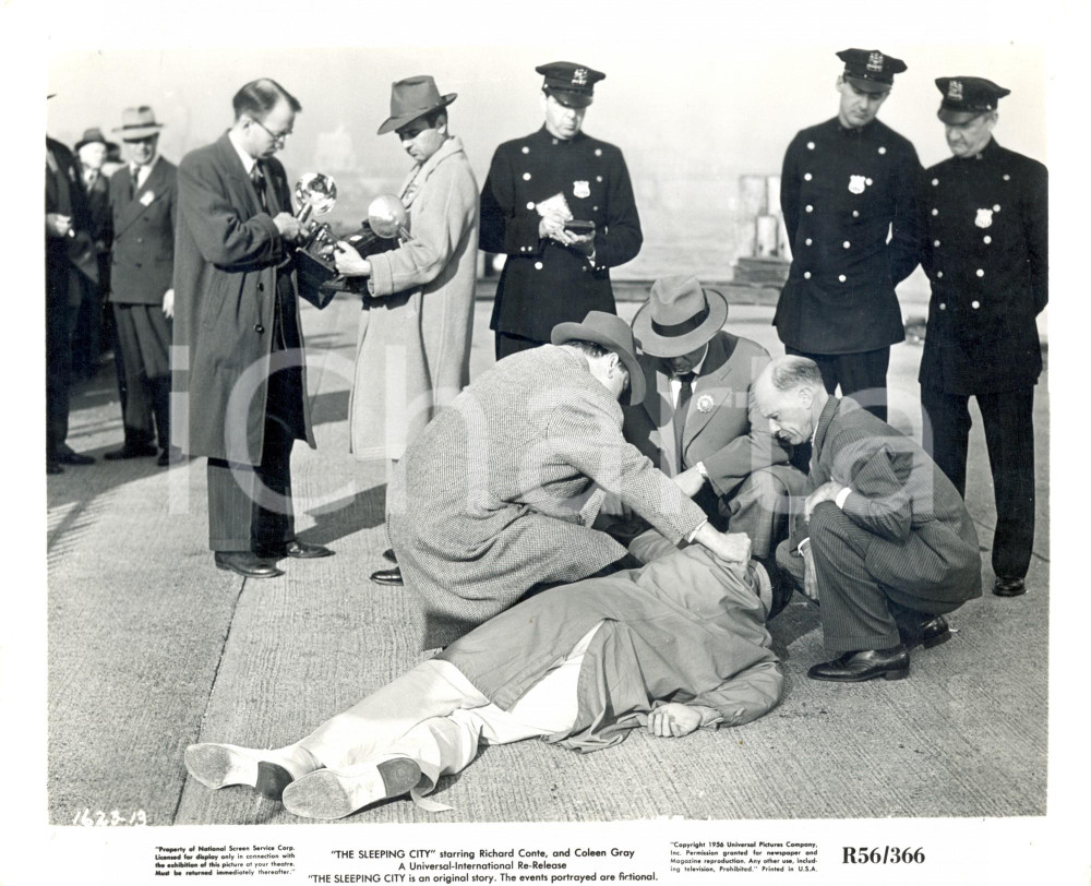Fotografia d epoca originale 1956 THE SLEEPING CITY Movie Fritz LANG Reporters and detectives on crime scene 1