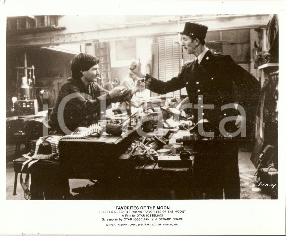 Fotografia d epoca originale 1984 FAVORITES OF THE MOON Movie Otar IOSSELIANI Policeman in handcuffs Photo 1