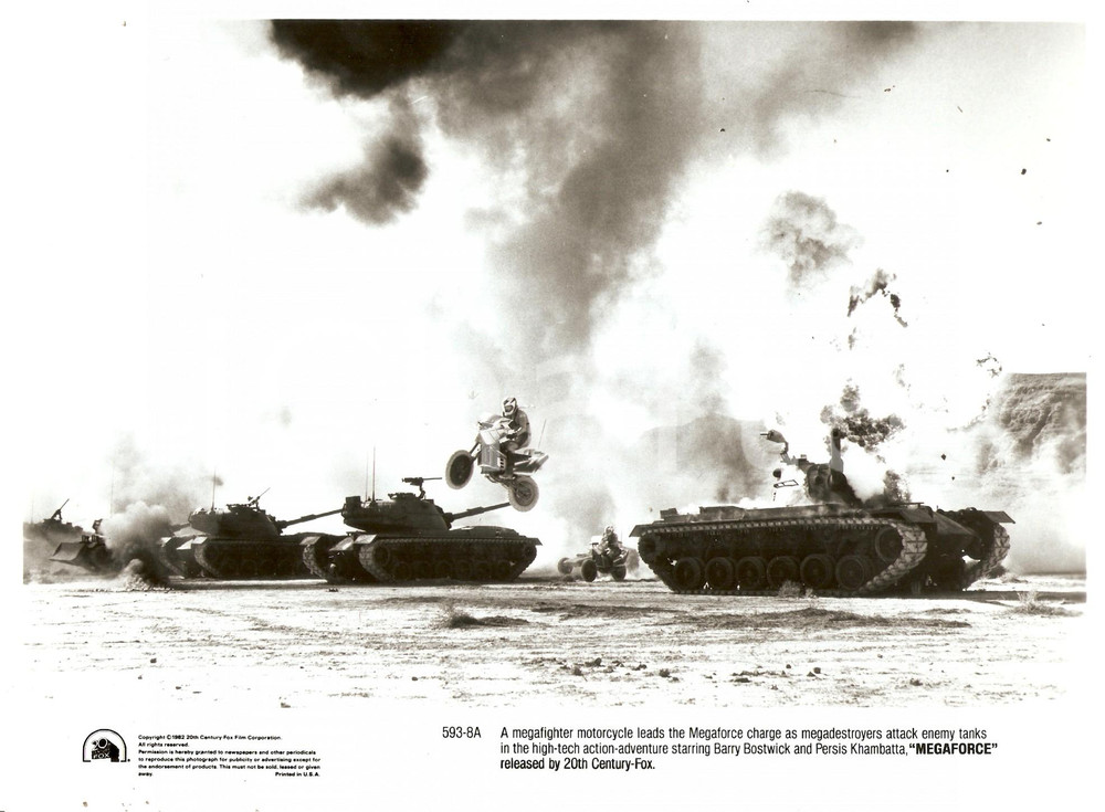 1982 MEGAFORCE Motorcycle jumps a tank - Movie by Hal NEEDHAM *Foto 25x20 cm
