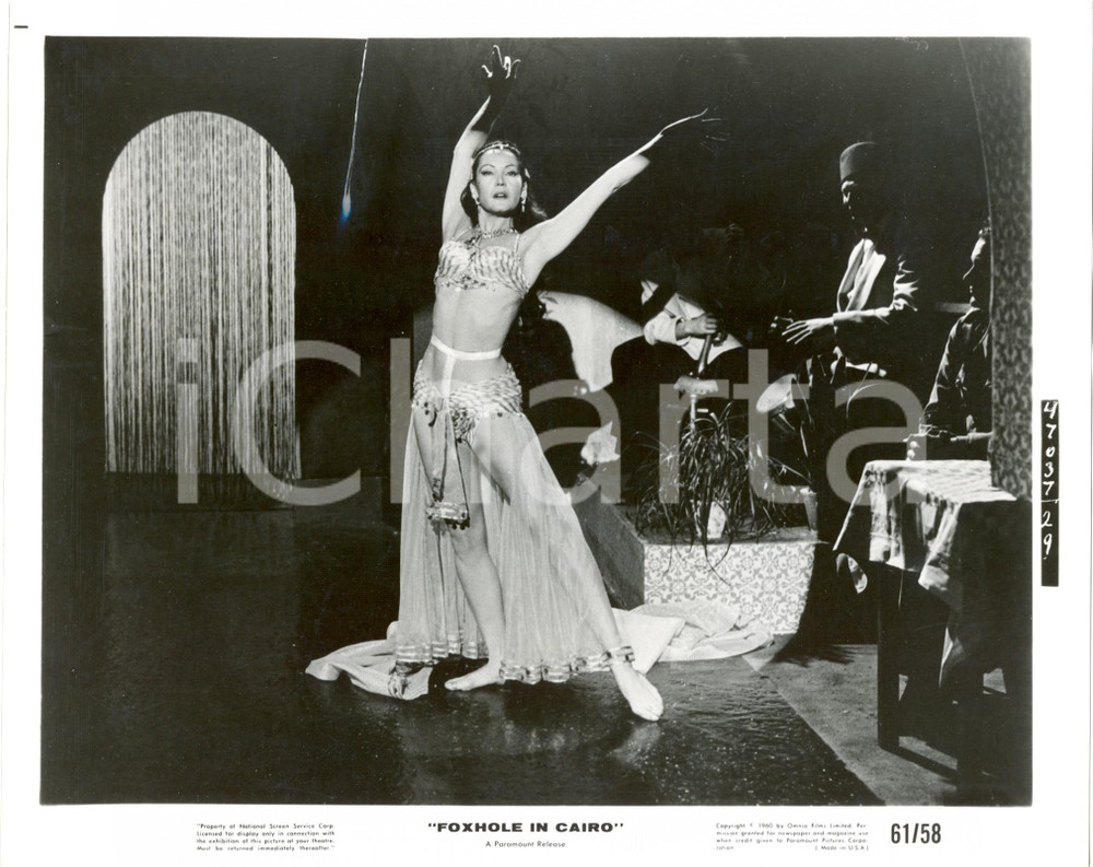 Fotografia d epoca originale 1961 FOXHOLE IN CAIRO Fenella FIELDING belly dancer  Movie John MOXEY Photo 1
