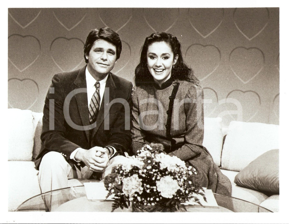 Fotografia d epoca originale 1975 ca USA  TELEVISION Tv presenters at their studio Photo 23x17 cm 1