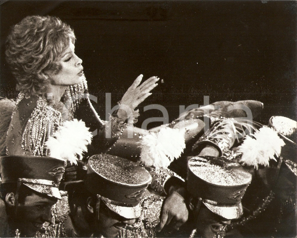 Fotografia d epoca originale 1970 ca USA  CINEMA Dancers carry showgirl on their shoulders Photo 25x20 cm 1