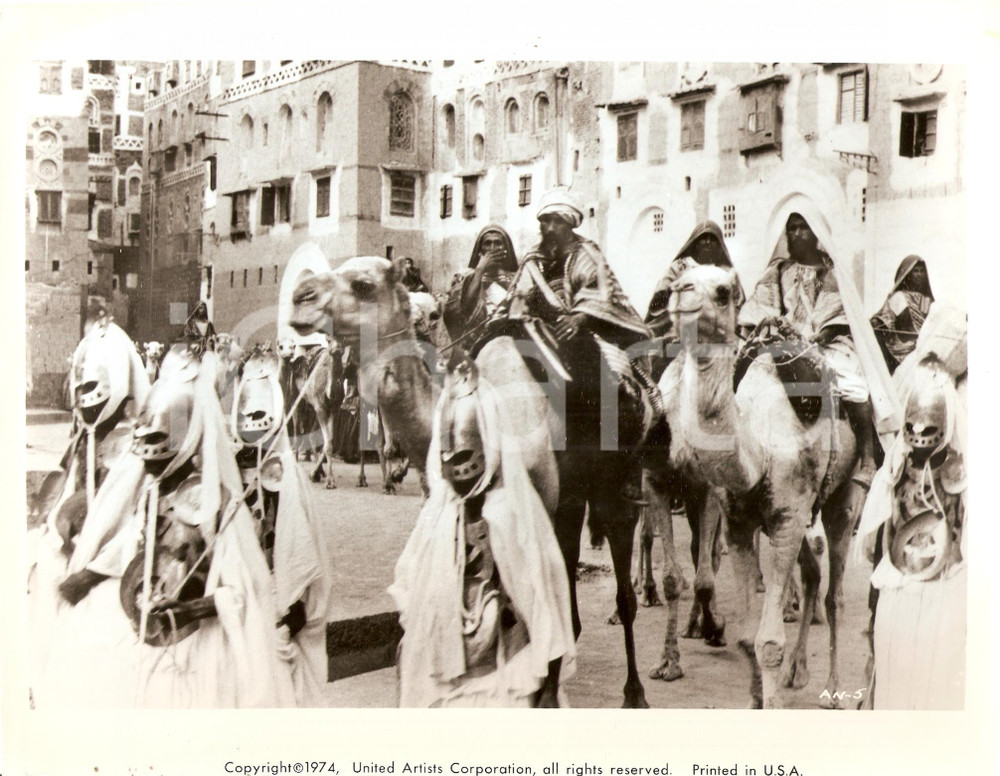 Fotografia d epoca originale 1974 CINEMA  UNITED ARTIST Arab princes on the backs of their camels Photo 1