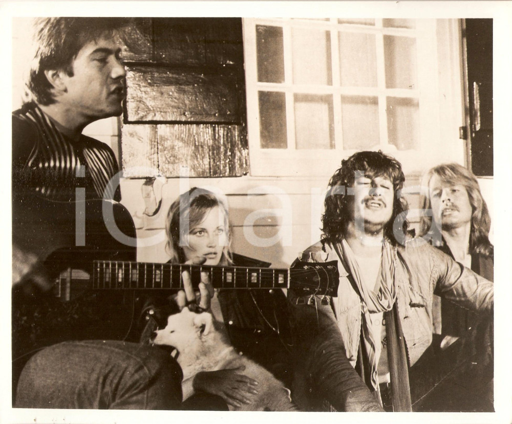 Fotografia d epoca originale 1970 ca USA  CINEMA Hippies sing on the porch Photo 25x20 cm 1