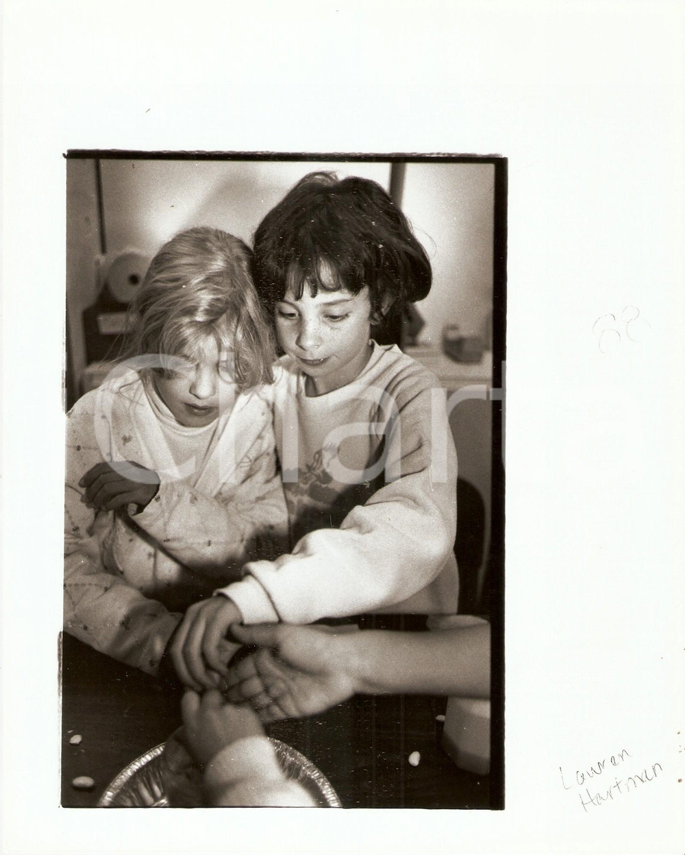 Fotografia d epoca originale 1980 ca USA  HALCYON SCHOOL Lauren HARTMAN plays with her friends Photo 20x25 1