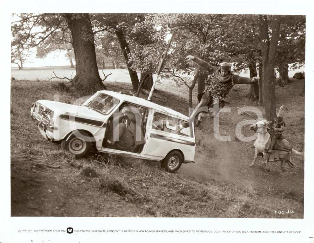 Fotografia d epoca originale 1976 TRIAL BY COMBAT Knights attack a car Movie by Kevin CONNOR Photo 1
