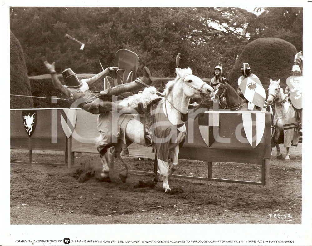 Fotografia d epoca originale 1976 TRIAL BY COMBAT Donald PLEASENCE watching knights jousting Photo 25x20 cm 1