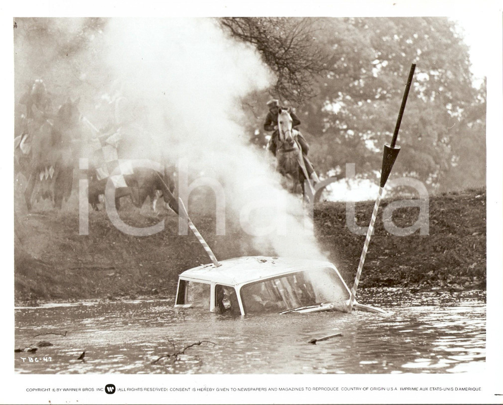 Fotografia d epoca originale 1976 TRIAL BY COMBAT Car sank after knights attack  Movie by Kevin CONNOR Foto 1