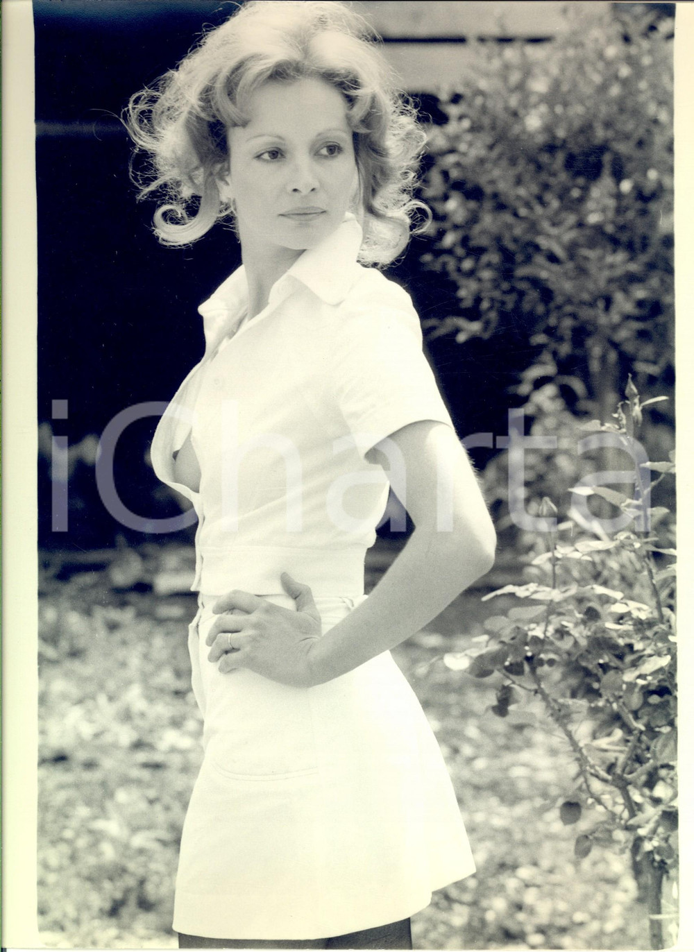 Fotografia d epoca originale 1970 ca ITALIA Donna con la camicetta aperta Foto EROTICA VINTAGE 22x30 cm 1