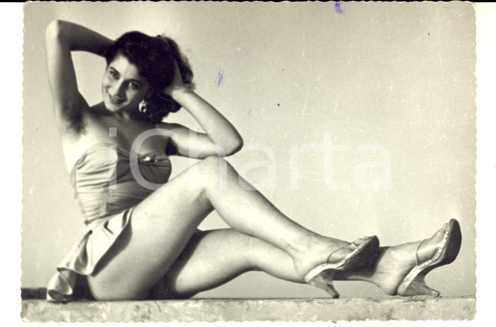 Fotografia d epoca originale 1960 ca ITALIA Donna in posa con il vestito sollevato Foto EROTICA VINTAGE 1