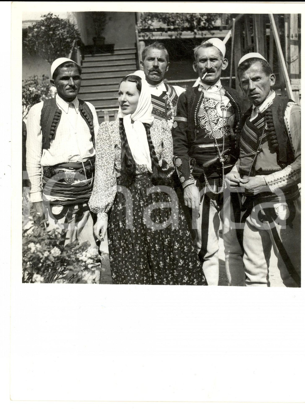 Fotografia d epoca originale 1940 ca CROIA/ KRUJE ALBANIA Leda GLORIA con autentici montanari albanesi Foto 1