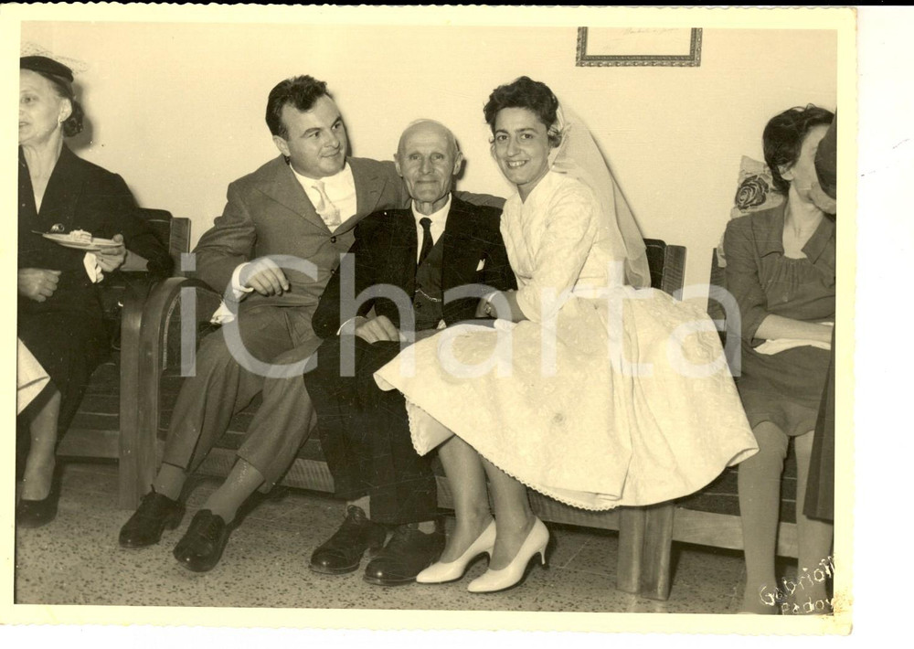Fotografia d epoca originale 1960 ca PADOVA Coppia di sposi durante il rinfresco Foto GABRIOTTI VINTAGE 1