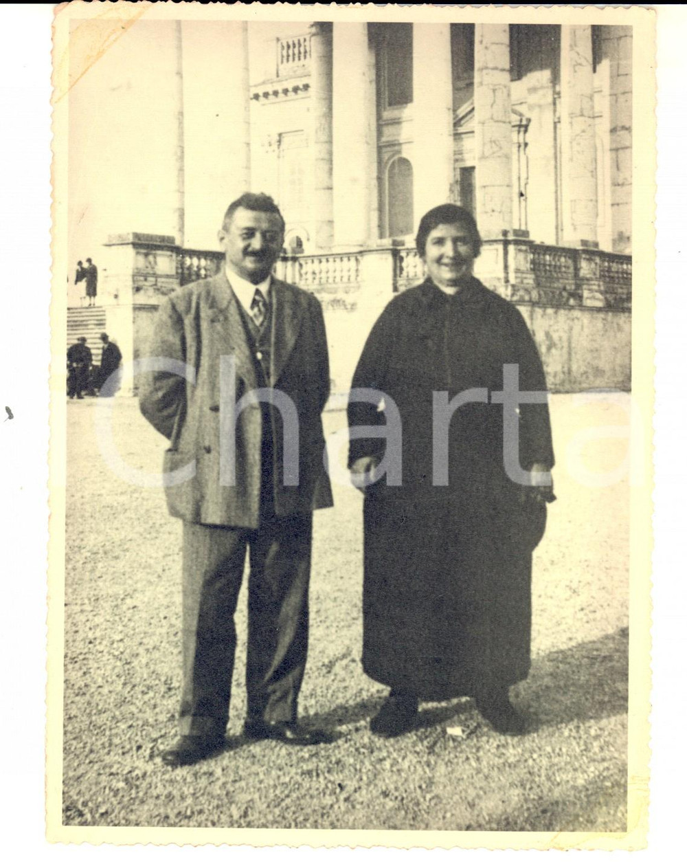 Fotografia d epoca originale 1960 ca VENEZIA ? Coppia di coniugi con chiesa sullo sfondo Foto VINTAGE 1