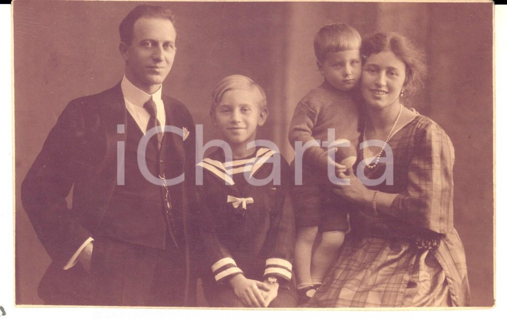 Fotografia d epoca originale 1930 ca MILANO ? Ritratto di famiglia con marinaretto Foto cartolina VINTAGE 1
