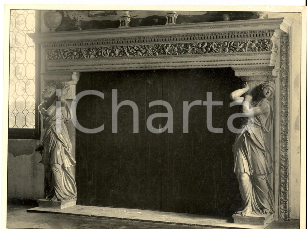 Fotografia d epoca originale 1960 ca VENEZIA Antico camino in marmo con cariatidi Foto ARTISTICA GIACOMELLI 1