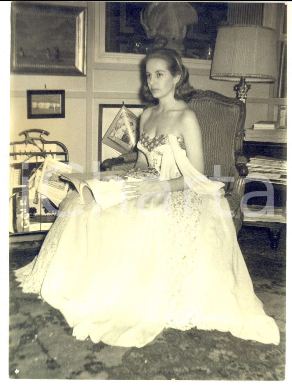 Fotografia d epoca originale 1950 ca MILANO Nobildonna in abito da sera con un libro Foto VANCHERI 18x24 cm 1