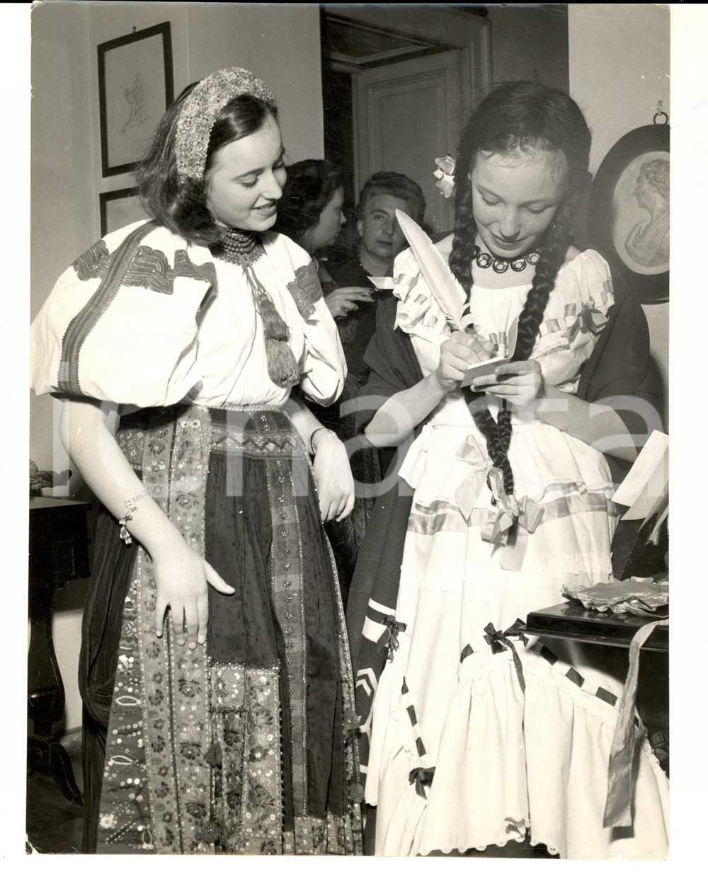 Fotografia d epoca originale 1960 ca MILANO CARNEVALE Giovani donne in costume paesano Foto 18x24 cm 1