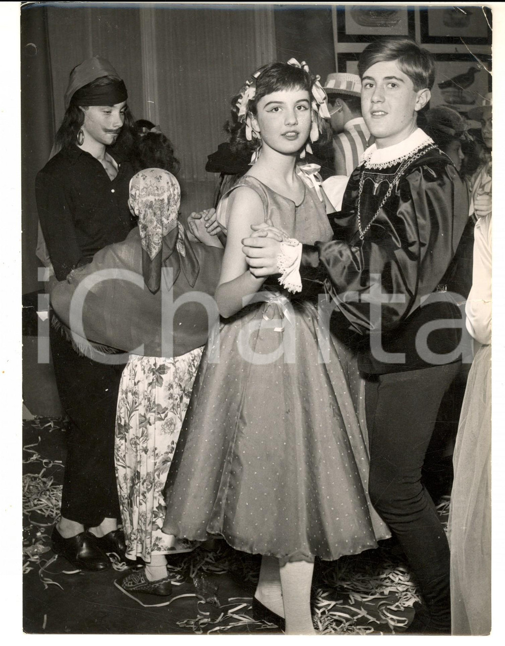Fotografia d epoca originale 1960 ca MILANO Festa di CARNEVALE  Danza tra giovani in costume Foto 18x24 cm 1