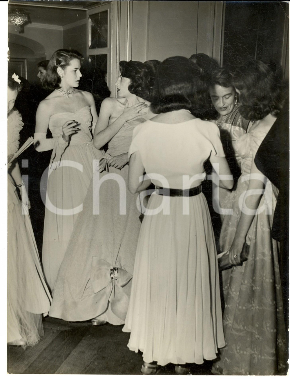 Fotografia d epoca originale 1960 ca MILANO Confidenze tra nobildonne a una serata di gala Foto DANNEGGIATA 1