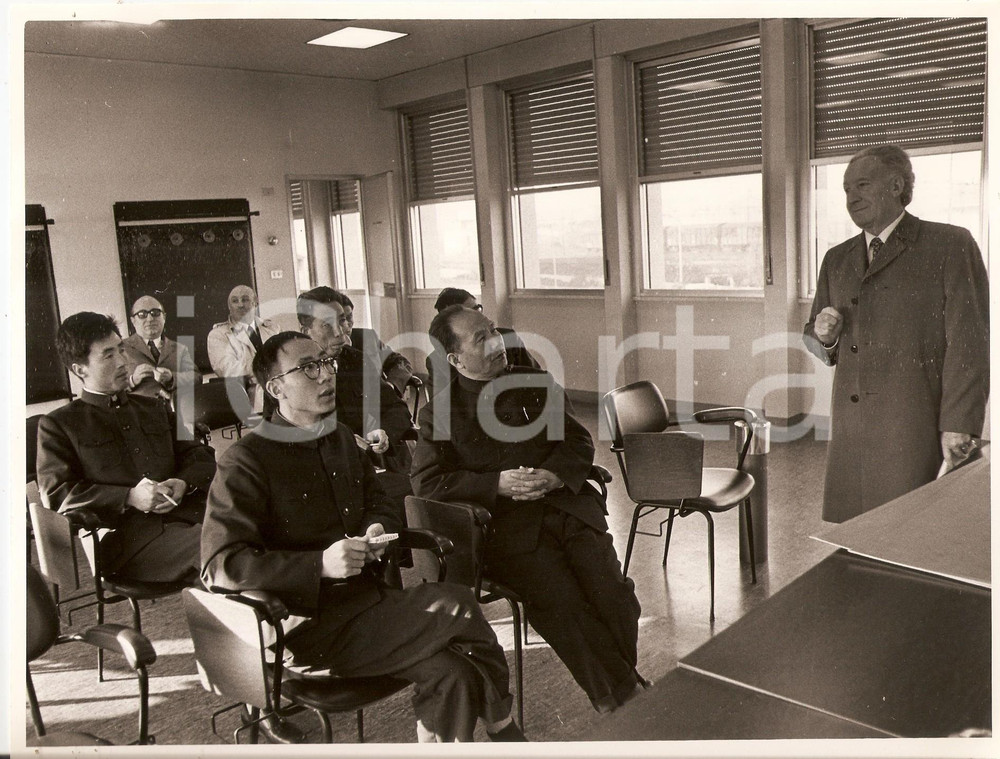 Fotografia d epoca originale 1971 MILANO Via Zama  Manager DB illustra inceneritore a delegati cinesi Foto 1
