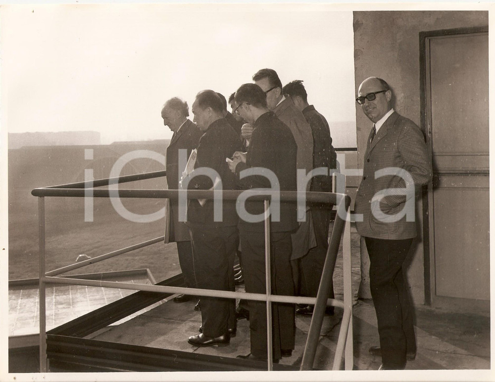 Fotografia d epoca originale 1971 MILANO Via Zama  Delegati cinesi in cima all inceneritore rifiuti DB Foto 1