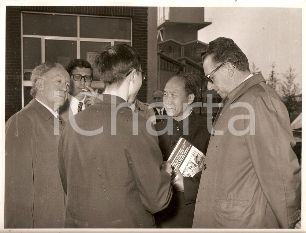 Fotografia d epoca originale 1971 MILANO Manager DB accolgono delegati cinesi all inceneritore di via Zama 1