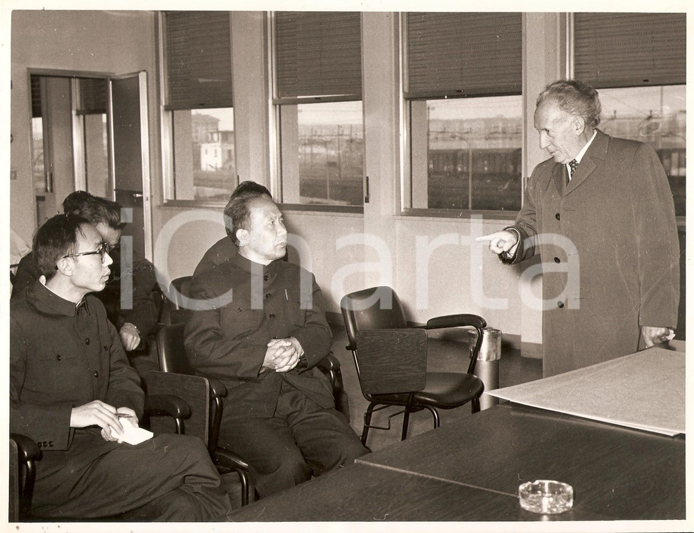 Fotografia d epoca originale 1971 MILANO Via Zama  Manager DB mostra dati inceneritore a delegati cinesi 1