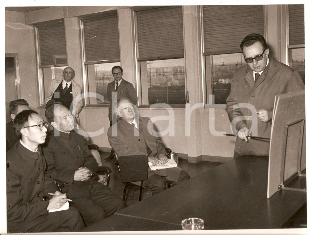 Fotografia d epoca originale 1971 MILANO Via Zama  Ingegnere DB mostra dati inceneritore a delegati cinesi 1