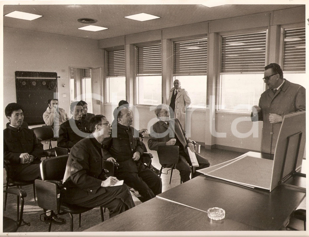 Fotografia d epoca originale 1971 MILANO Via Zama  Ingegnere DB illustra inceneritore a delegati cinesi Foto 1