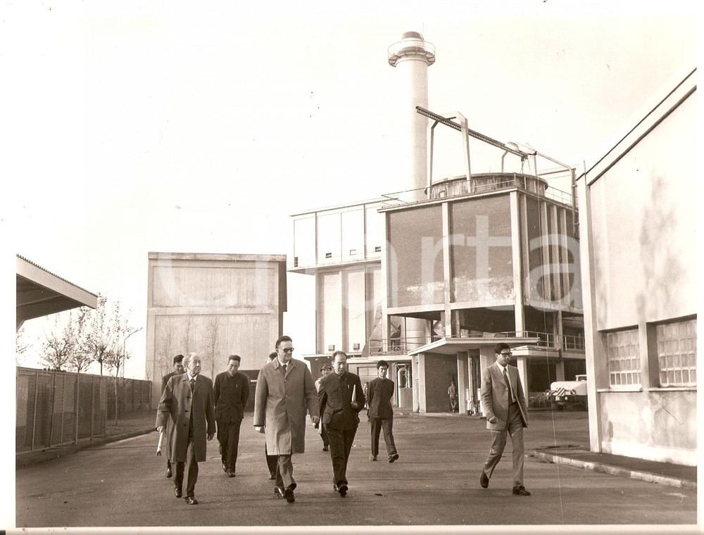 Fotografia d epoca originale 1971 MILANO Delegazione cinese visita inceneritore rifiuti DB di via Zama Foto 1