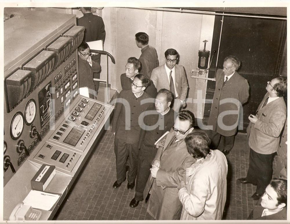 Fotografia d epoca originale 1971 MILANO Via Zama  Delegati cinesi nella sala comandi dell inceneritore DB 1