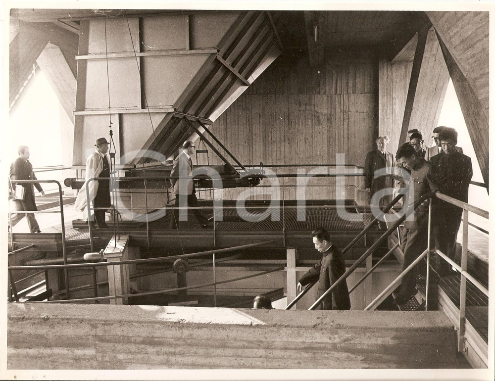 Fotografia d epoca originale 1971 MILANO Delegati cinesi all interno dell inceneritore rifiuti DB di via Zama 1