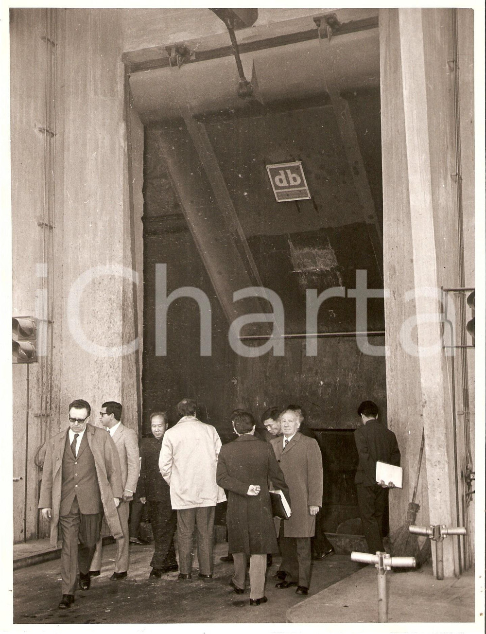 Fotografia d epoca originale 1971 MILANO Delegazione cinese all interno dell inceneritore DB di via Zama Foto 1