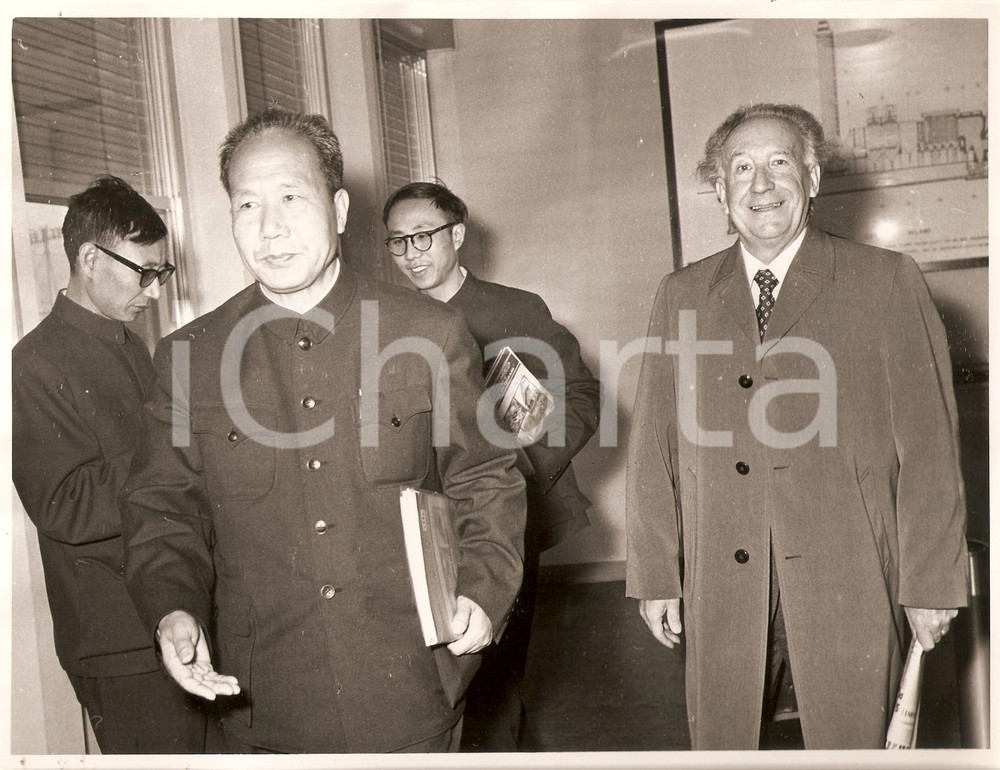 Fotografia d epoca originale 1971 MILANO Delegati cinesi e manager DB negli uffici di via Zama Foto 1