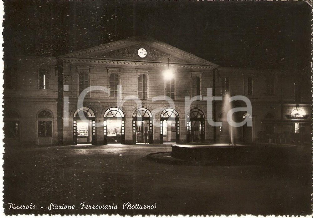Cartolina originale da collezione 1957 PINEROLO TO Veduta notturna della stazione ferroviaria Cartolina FG VG 1