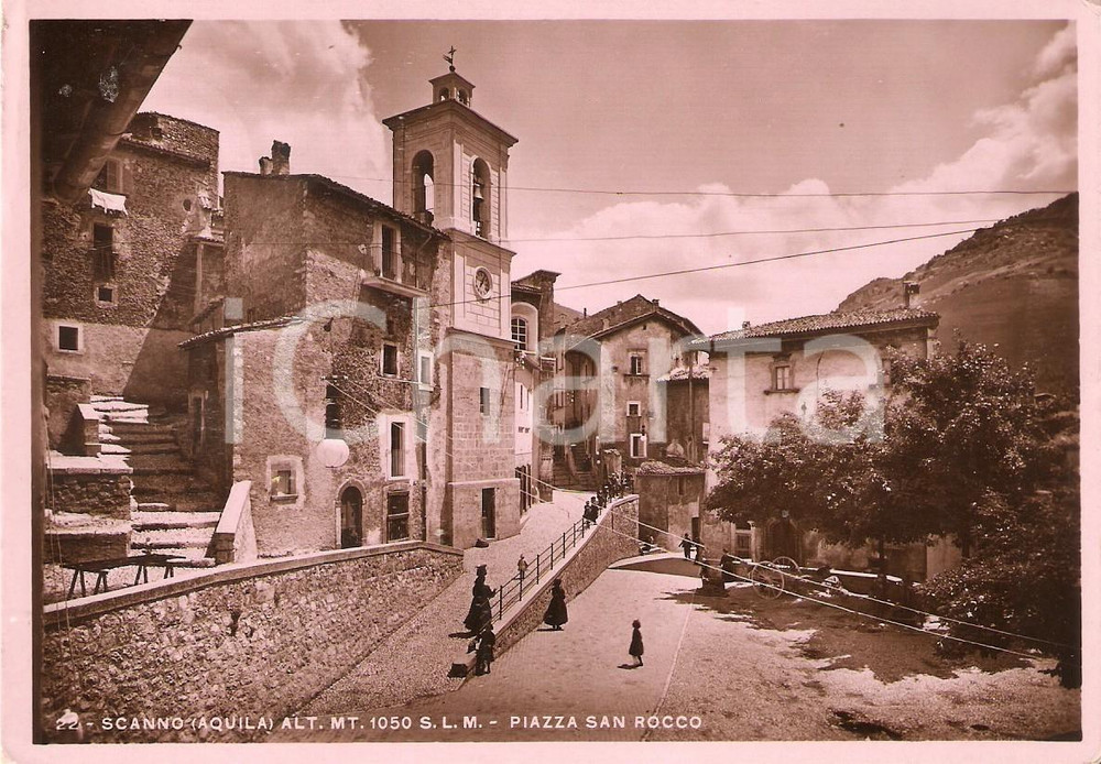 Cartolina originale da collezione 1949 SCANNO Donna con giara in testa attraversa Piazza San Rocco Cartolina FG 1