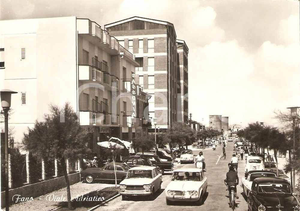 Cartolina originale da collezione 1964 FANO PU Traffico davanti alla pensione Sassonia Cartolina FG VG 1