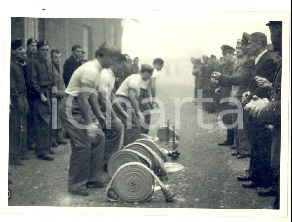 Fotografia d epoca originale 1946 CORNAREDO Convegno GinnicoPompieristico Squadra D.A.F. di Saronno ai tubi 1