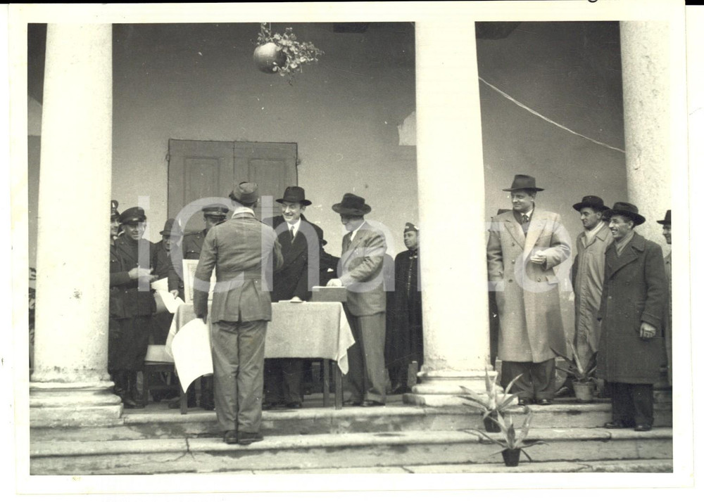 1946 CORNAREDO Convegno Ginnico-Pompieristico Premio a Mario CATTANEO della MAIM DATA: 10 novembre 1946Fotografia d'epoca.  CONDIZIONI: G (ma lievi residui cartacei al verso)FORMATO: 18x13 cm      originale e autentica 1