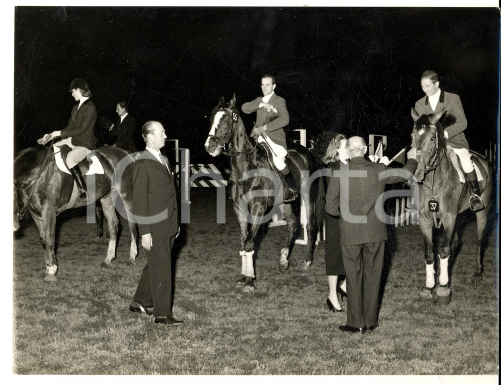 Fotografia d epoca originale 1960 ca MILANO Una gara di equitazione in notturna Foto reportage 24x18 cm 1