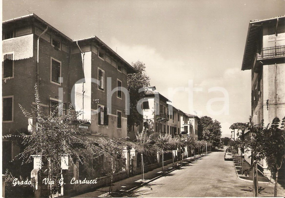 Cartolina originale da collezione 1955 ca GRADO GO Scorcio di via GiosuÃ¨ CARDUCCI Cartolina FG NV 1