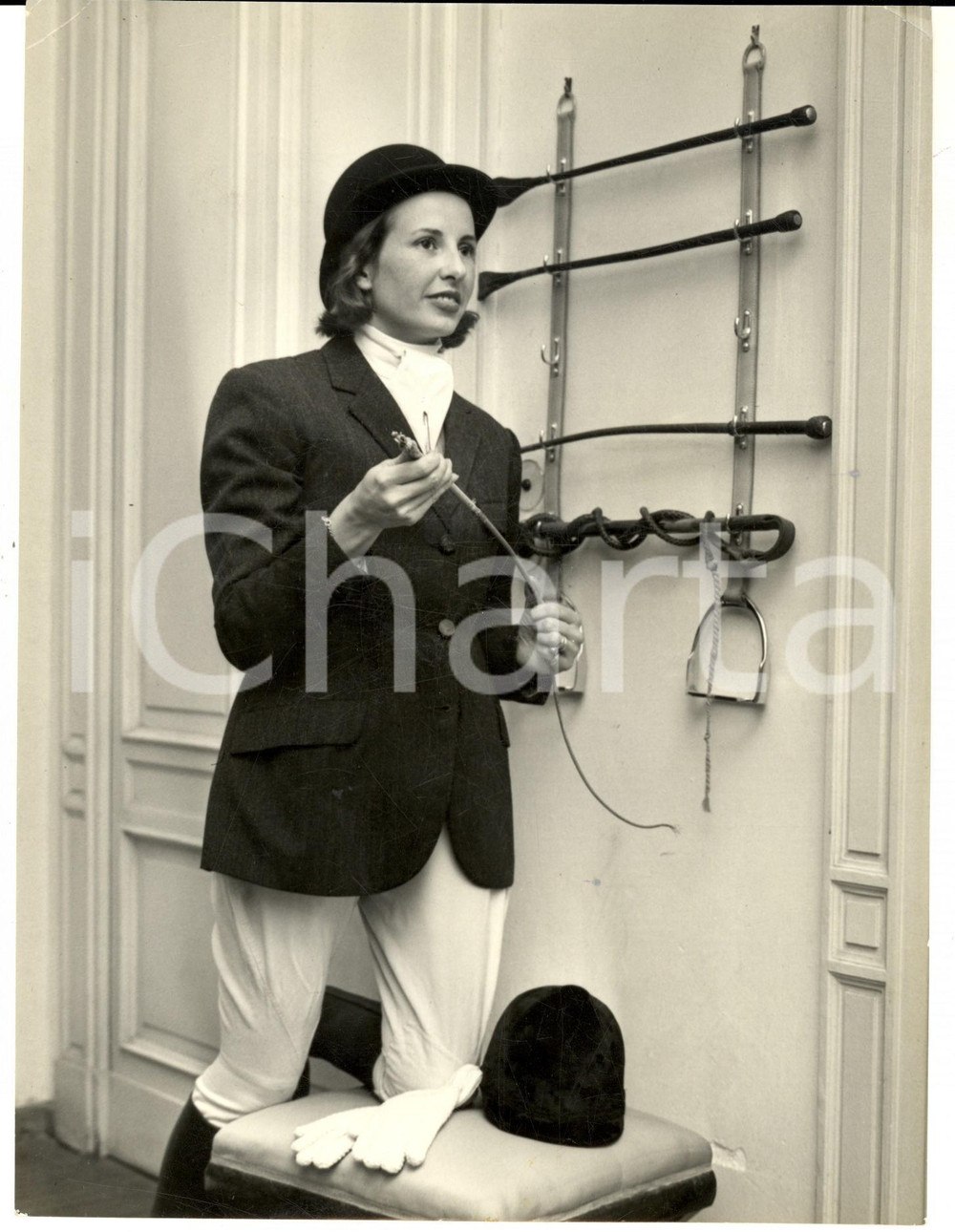 Fotografia d epoca originale 1960 ca AREA DI MILANO Nobilldonna si prepara per la caccia Foto COSTUME 18x24 1