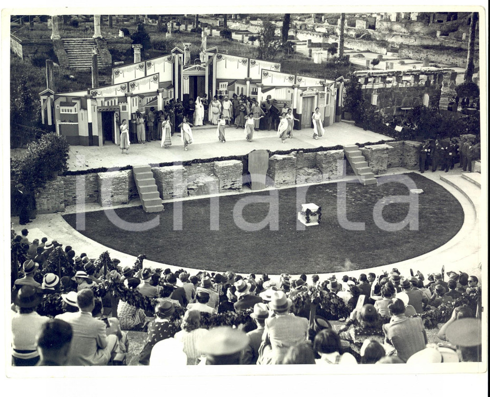 Fotografia d epoca originale 1938 Teatro OSTIA ANTICA  Aulularia di Plauto  Danzatrici di Tusnelda RISSO 1
