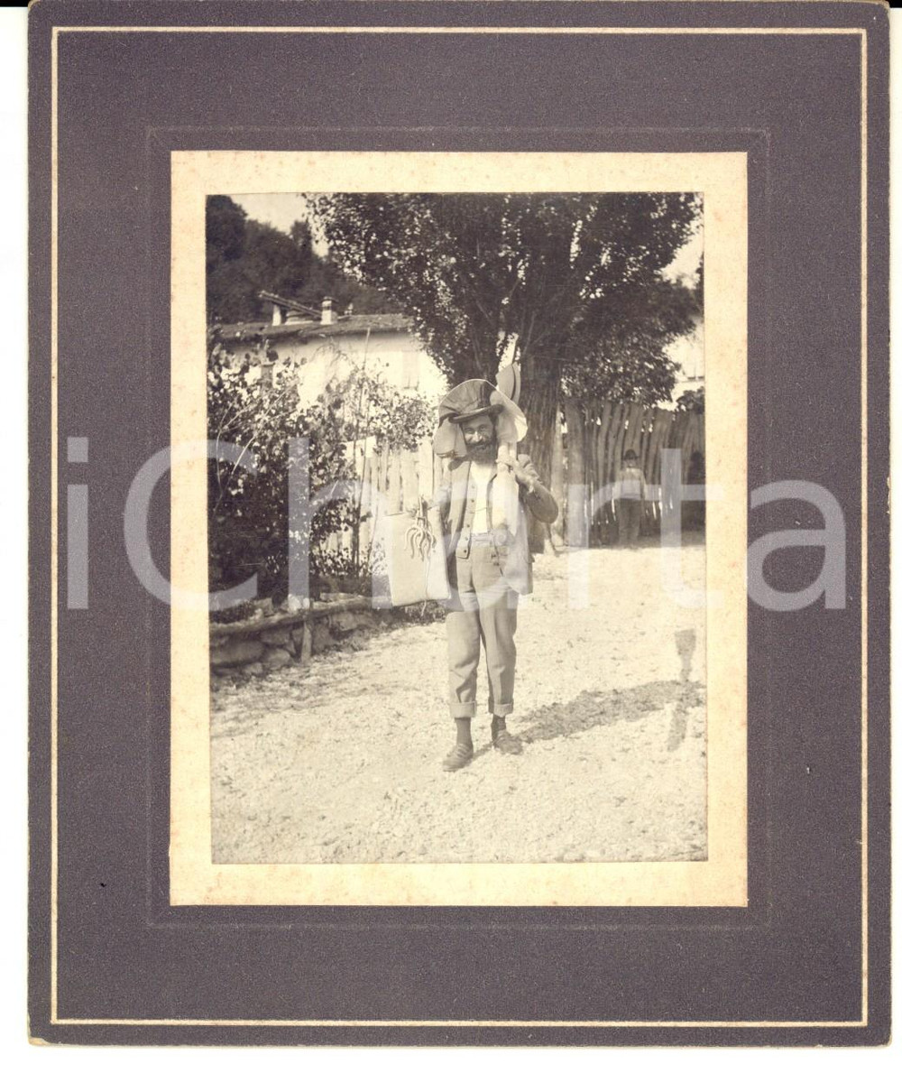 Fotografia d epoca originale 1920 ca AREA LOMBARDA Contadino con vanghe e ferri di cavallo Foto CURIOSA 1