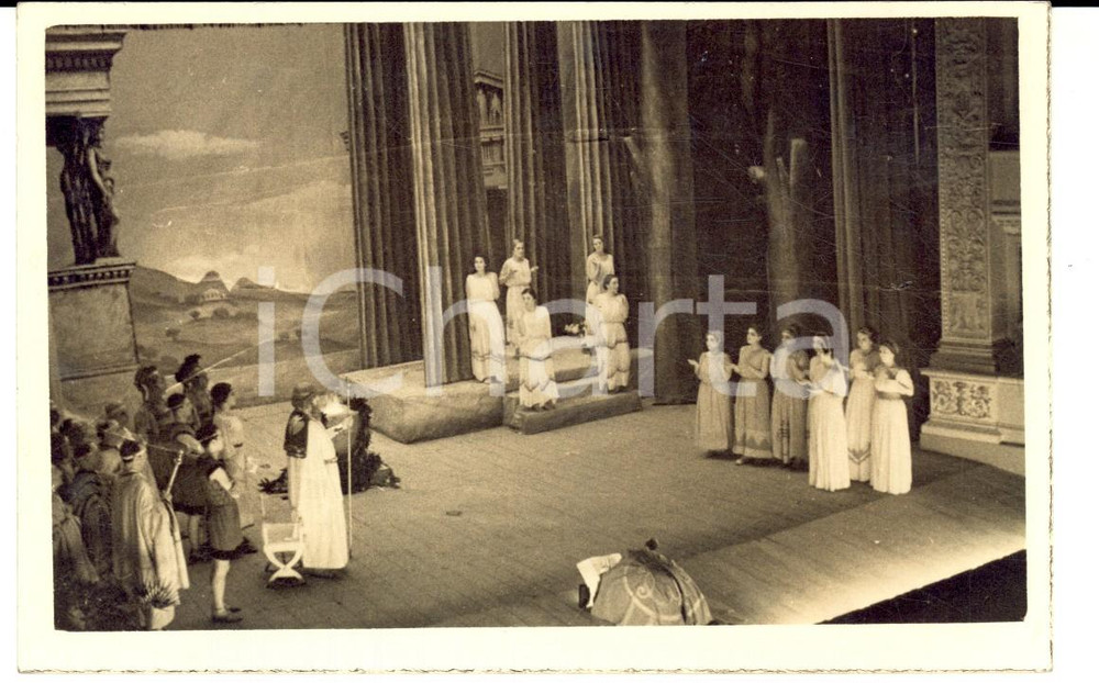 1937 TEATRO JESI "Olimpiade" Richard FALK - Coreografia di Tusnelda RISSO *Foto Fotografia d'epoca, che ritrae le coreografie di Tusnelda Risso, ballerina e direttrice di una scuola di danza a Genova, per l' "Olimpiade" diretta da Richard Falk.  FORMATO: 14x9 cm  CONDIZIONI: GFOTO: L. Schiavoni  originale e autentica 1