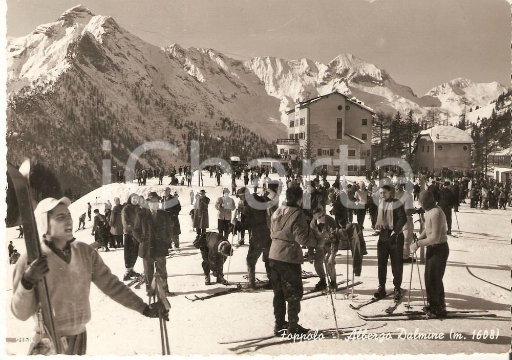 Cartolina originale da collezione 1958 FOPPOLO BG Sciatori sul piazzale dell Hotel DALMINE Cartolina FG VG 1