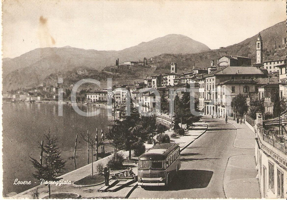 Cartolina originale da collezione 1953 LOVERE BG Uomo alla fermata dell autobus  Panorama Cartolina FG VG 1