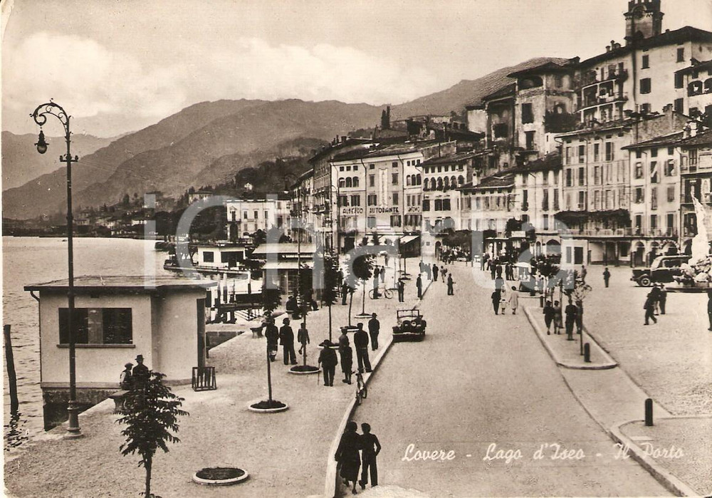 Cartolina originale da collezione 1952 LOVERE BG Passeggiata domenicale al porto  Lago d Iseo Cartolina FG VG 1